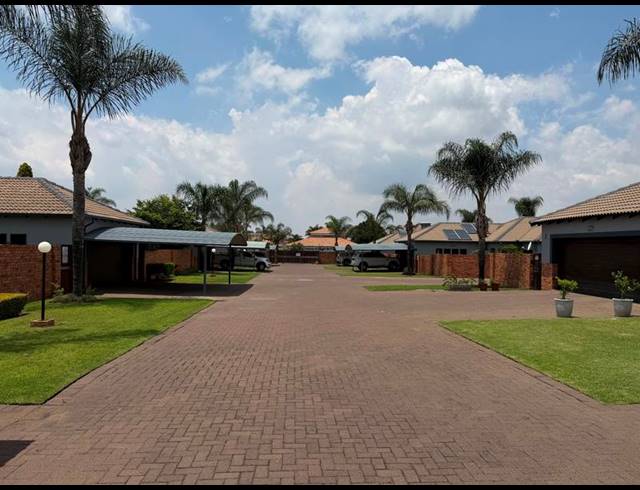 3 BEDROOM TOWNHOUSE FOR SALE IN AERORAND